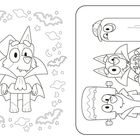 Drei Hunde in Halloween-Kostümen: ein Vampir mit Fledermäusen, ein Geist und ein Frankenstein-Monster.