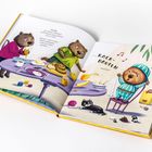 Buchillustration: Zwei Wombats am Tisch. Text: „… Kackhaufen machen!“ Bunter Frühstückstisch mit Essen, Katze und Wollknäuel.