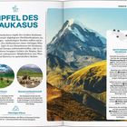 "GIPFEL DES KAUKASUS" steht groß links. Darunter Infos zu Wanderungen und Bergen. Rechts ein Foto von schneebedeckten Bergen.