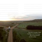 Text: "Geh nicht nur die glatten Straßen. Geh Wege, die noch niemand ging, damit du Spuren hinterlässt und nicht nur Staub." Ein Auto auf einer Feldkreuzung in ländlicher Landschaft bei Sonnenuntergang.