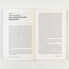 Kapitel 9: NETZWERKEN – VOM VERBINDEN UND BEGEGNEN! (Seiten 156-157). Diese Buchseiten beschreiben Ähnlichkeiten zwischen Flirten und Netzwerken.