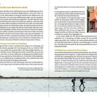 "Wo der Blick bis zum Horizont reicht. Automobilgeschichte und moderne Produktion. Vielfältige Museumslandschaft der Region." 

Texte und Absätze zu Reisen im Norden Deutschlands, inklusive Schleswig-Holstein und Automobilgeschichte. Rechts oben ein Bild einer engen Straße mit historischen Gebäuden, unten links ein Leuchtturm bei Niedrigwasser, vorne Menschen im Watt.