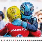"Juni 2027. HAMILTON. Zwei Rennfahrer umarmen sich. Einer trägt einen gelben Helm, der andere einen blauen."