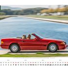"Schritt in die Moderne: Der R129 trat 1989 das schwere Erbe des 107ers an und steckte voller technischer Finessen. Er war sogar mit V12 lieferbar"

Ein rotes Cabrio fährt schnell entlang eines Wassers, mit einem Mann am Steuer. Oben links steht "Motor Klassik". Unten ist ein Kalender für August, mit Wochenzahlen und markierten Wochenenden.