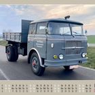 Ein alter grauer Lastwagen auf einer Landstraße. Kalendermonate und Tage unten, August 2027 hervorgehoben.
