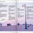 Doppelseite mit Fakten über Triest auf deutsch, darunter viele Zahlen und Prozentsätze. Im Hintergrund Promenade bei Sonnenuntergang.