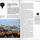 Dubai zu Wasser – unterwegs auf dem Creek. Abras verbinden Stadtteile; 15-minütige Fahrt, Architektureinblicke. Bild: beleuchtete Boote, Gebäude im Hintergrund.