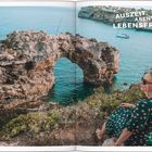 „AUSZEIT. ABENTEUER. LEBENSFREUDE.“ Frau blickt von Klippe auf das Meer mit Felsbogen und Segelbooten.