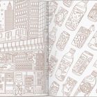 Links "7 Twelve". Illustration zeigt Stadt mit Zug, Hochhäusern, Dinosaurier, Läden, Getränkeflaschen und -dosen.