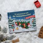 Ein Buch mit dem Titel „Die geheimnisvolle Welt der Weihnachtswichtel“. Darauf sind Wichtel mit einem Weihnachtsbaum.