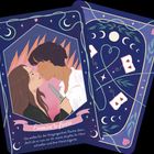 "Enemies to lovers" steht in geschwungener Schrift. Zwei Personen stehen sich nahe und halten ein Messer.