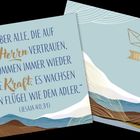 Text: „Aber alle, die auf den Herrn vertrauen, bekommen immer wieder neue Kraft. Es wachsen ihnen Flügel wie dem Adler.“ (Jesaja 40,31). 
Illustration: Berge und Papierboot.
