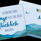 "Schreibe drei Dinge auf, die dich glücklich machen." Illustration mit Vögeln und Wellenmotiven.
