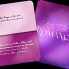 Zwei Karten nebeneinander in Rosa- und Lilatönen. Links Fragen, rechts steht "Let's Talk Romance" in stilvoller Schrift.