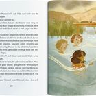 Linke Seite zeigt einen Text über Kinder, die im Wasser spielen. Rechte Seite ist eine Illustration von vier schwimmenden Kindern.