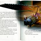 Zwei Seiten eines Buches: Links Text über Mechanismus, rechts Illustration eines Fluggeräts mit Figuren darum.