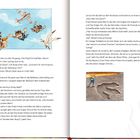 Zwei Illustrationen zeigen Charaktere beim Fallschirmspringen und Klettern. Szenen aus einem Abenteuerbuch mit Dialogtexten.