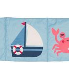 Illustration eines blauen Wals mit einem Seepferdchen, Boot, Krebs und Schildkröte in fröhlichen Farben.