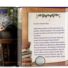 Links steht ein Schreibtisch mit einer Person von hinten. Rechts ein offenes Buch mit einem Schneemann drauf.