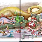 Text: Am Abend saßen alle gemütlich in Omas Wohnzimmer beisammen...
Illustration von einer Familie mit Dinosauriern im Wohnzimmer.
