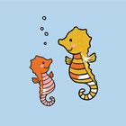 Zwei lächelnde Seepferdchen, eines orange-pink, das andere gelb-orange gestreift, mit Luftblasen auf hellblauem Hintergrund.