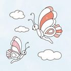 Zwei fröhliche Schmetterlinge mit rosa-weißen Flügeln fliegen zwischen drei Wolken auf einem hellblauen Hintergrund.