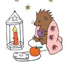 Illustration: Ein Igel in rosa Decke mit rosa Herzen, hält eine Tasse, eine Laterne mit Kerze, daneben Käse und Orange.
