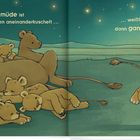 Links liegen schlafende Löwen eng beieinander, rechts rennt ein fröhliches Löwenjunge davon. Sternenhimmel.