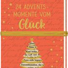 "24 Advents-Momente vom Glück" in goldener Schrift auf rotem Hintergrund, dekoriert mit Sternen und einem ausgeschnittenen Tannenbaum.