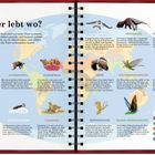 "Wer lebt wo?" mit kurzen Beschreibungen zu Tieren wie Tukan, Alpenhummel, Clownfisch, und anderen auf Weltkarte.