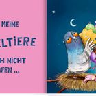 Text: „OHNE MEINE KUSCHELTIERE KANN ICH NICHT SCHLAFEN...“ Illustration: Ein Vogel hält Kuscheltiere.
