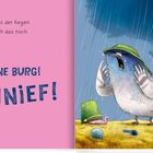 „Da ist der Regen. Auch das noch. MEINE SCHÖNE BURG! SCHNIEF!“ Ein Vogel weint im Regen, trägt einen grünen Hut, umgeben von Spielzeug.