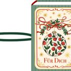 "Für Dich" steht in roten Buchstaben unter einer Weihnachtskugel mit roten Beerenmotiven, umgeben von Sternen.