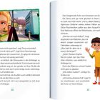 Eine Illustration mit zwei Kindern, ein Mädchen mit Locken und ein Junge, beide fröhlich. Links eine Szene in einem Dorf.