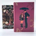 Autumn Wood, Night Shade. Illustration: Mann und Frau mit Regenschirm, lila Hintergrund, goldene Blätter.