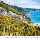 Kalender unten: März mit Wochenzahlen. Küste mit Hügeln und Meer. Wanderer auf einem Pfad. Klarer Himmel.