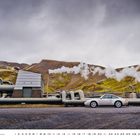 Text: „Porsche 993 Targa“. Zu sehen ist ein sportliches Auto vor einer geothermischen Anlage in hügeliger Landschaft.