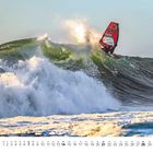 Kalender mit März-Daten unten, ein Windsurfer reitet eine große, brechende Welle im Meer.