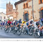 Kalender unten mit Zahlen von 1 bis 31. Radfahrer in einem Rennen auf der Straße, im Hintergrund Gebäude mit Türmen.