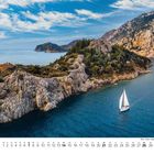 3. Täglich gekennzeichnete Tage vom 1. bis 31. März. Segelboot im Meer, felsige Küste mit Bäumen und Bergen, blauer Himmel.