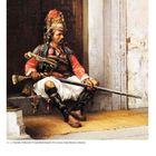 Ein osmanischer Soldat in traditioneller Kleidung sitzt mit einem Gewehr. Er trägt einen dekorativen Kopfschmuck.