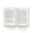 **Texte:** "Auf dem Weg zu deinem Nordstern" (links oben), "Besser deine Mama weiss, als meine" (rechts oben).  
**Beschreibung:** Ein aufgeschlagenes Buch mit gedrucktem Text auf beiden Seiten. Links beginnt der Text mit Gedanken über persönliche Identität und regionale Zugehörigkeit, einschließlich kultureller Referenzen. Die rechten Seiten reflektieren über Rollen und Identitäten im sozialen Kontext, auch retrospektiv in der Kindheit.