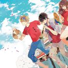 Ein farbenfrohes Anime-Illustration, zeigt fröhliche, junge Menschen in roten T-Shirts und Musikinstrumenten unter einem blauen Himmel.