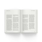 Links oben: "DIE TYPEN | PROJEKTOR". Rechts oben: "PROJEKTOR | DIE TYPEN". Zwei Seiten mit Fließtext in einem offenen Buch.