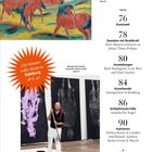 Ein Sommer voller Kunst in Salzburg. Ein Künstler in seinem Atelier vor großen, schwarzen Bildern.