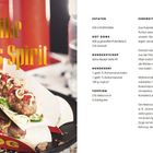 Smells Like Weeeens Spirit (Hot Dogs). Zutaten und Zubereitung für Hot Dogs. Links: Hot Dogs mit Toppings in Kartons.