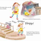 Texte: "Die beiden haben stets die besten Einfälle. Mal bauen sie RIESIGE Hasenverstecke ... oder Hopp! Hopp! Hopp!" 

Illustration: Ein Mädchen mit Plüschtier baut ein Versteck, hüpft Treppen hinunter.