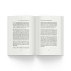 Links: "Kapitel 5, aus Kleinmachnow... Bitcoin-Profit" beginnt. Rechts: "Kapitel 5, aus Kleinmachnow... Gewinne erwirtschaften." Ein aufgeschlagenes Buch mit Text auf beiden Seiten.