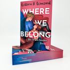 Buchtitel: "Where We Belong - Bis wir uns fanden". Illustration von einem jungen Paar auf einem Sofa.