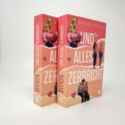 "UND ALLES ZERBRICHT" von Maxine Reuker. Zwei Bücher, rosa Cover, Illustration von zwei Frauen und einem Paar, Text: "Paper Hearts".